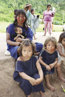 Maria Vervenita and some of her children. ‘We shall have to become beggars – that is not the Asháninka way.’