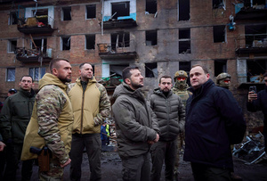 After failing to use the tools at its disposal to prevent the Ukraine war, the UN has receded further from view as the fighting continues. Here Ukrainian President Volodymyr Zelensky inspects a building damaged by a Russian missile attack in Vyshgorod, 25 November 2022. Photo: American Photo Archive/Alamy