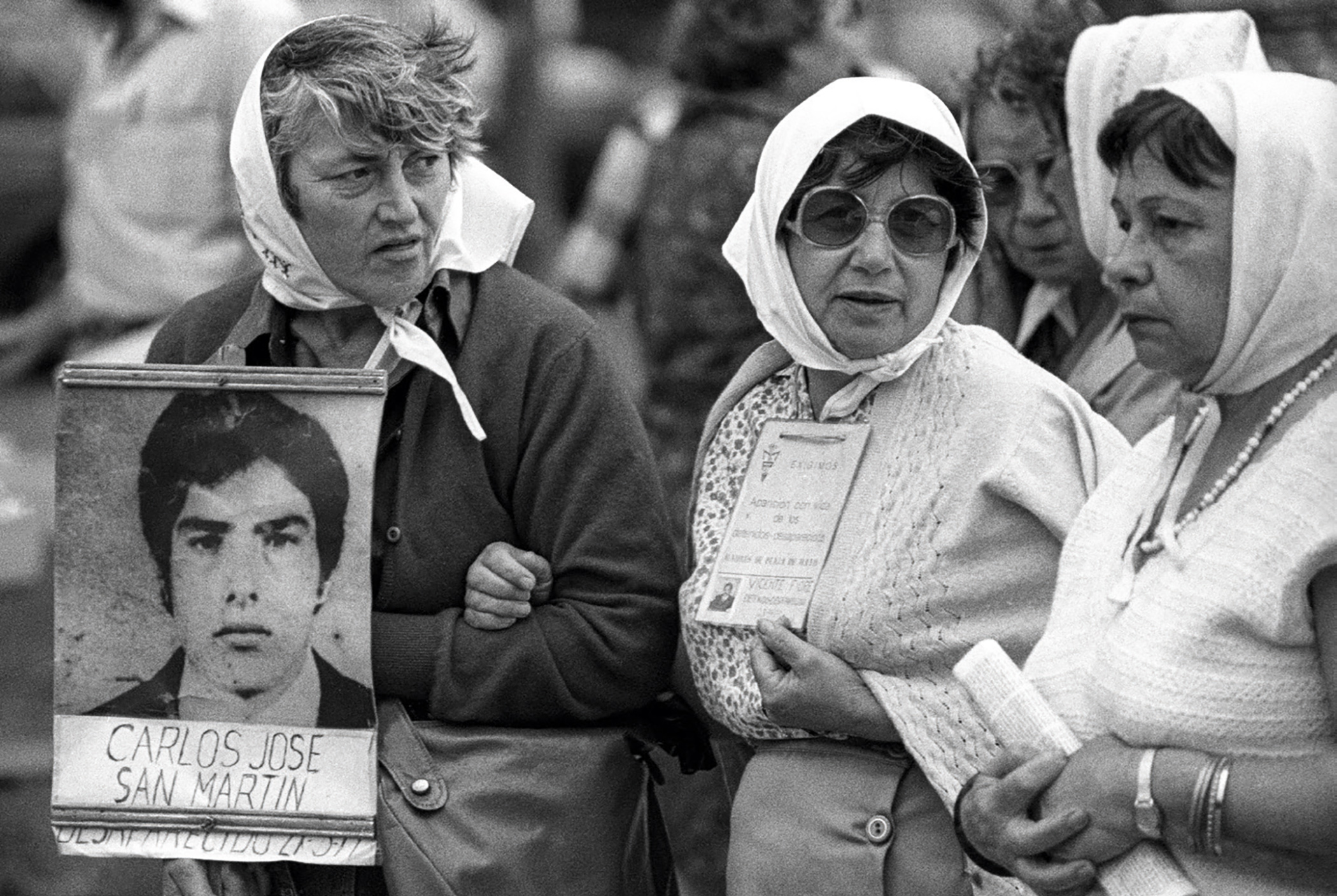Mothers of disappeared people in Buenos Aires’ Plaza de Mayo in December 1987. The white headscarves became a known symbol of the Madres de Plaza de Mayo.