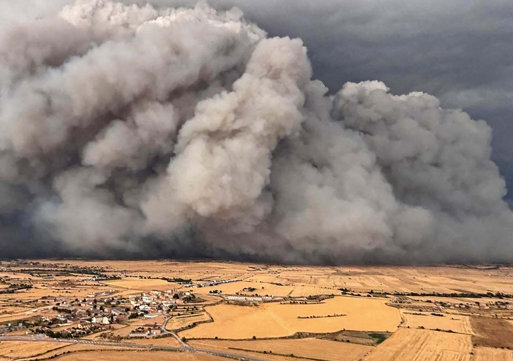 Billows of smoke rise from wildfires raging near Lleida, Spain, on 1 July 2025, as Europe experiences record-breaking temperatures. The far right today exploits disasters to win support, while at the same time fuelling them. Billows of smoke rise from wildfires raging near Lleida, Spain, on 1 July 2025, as Europe experiences record-breaking temperatures. The far right today exploits disasters to win support, while at the same time fuelling them.