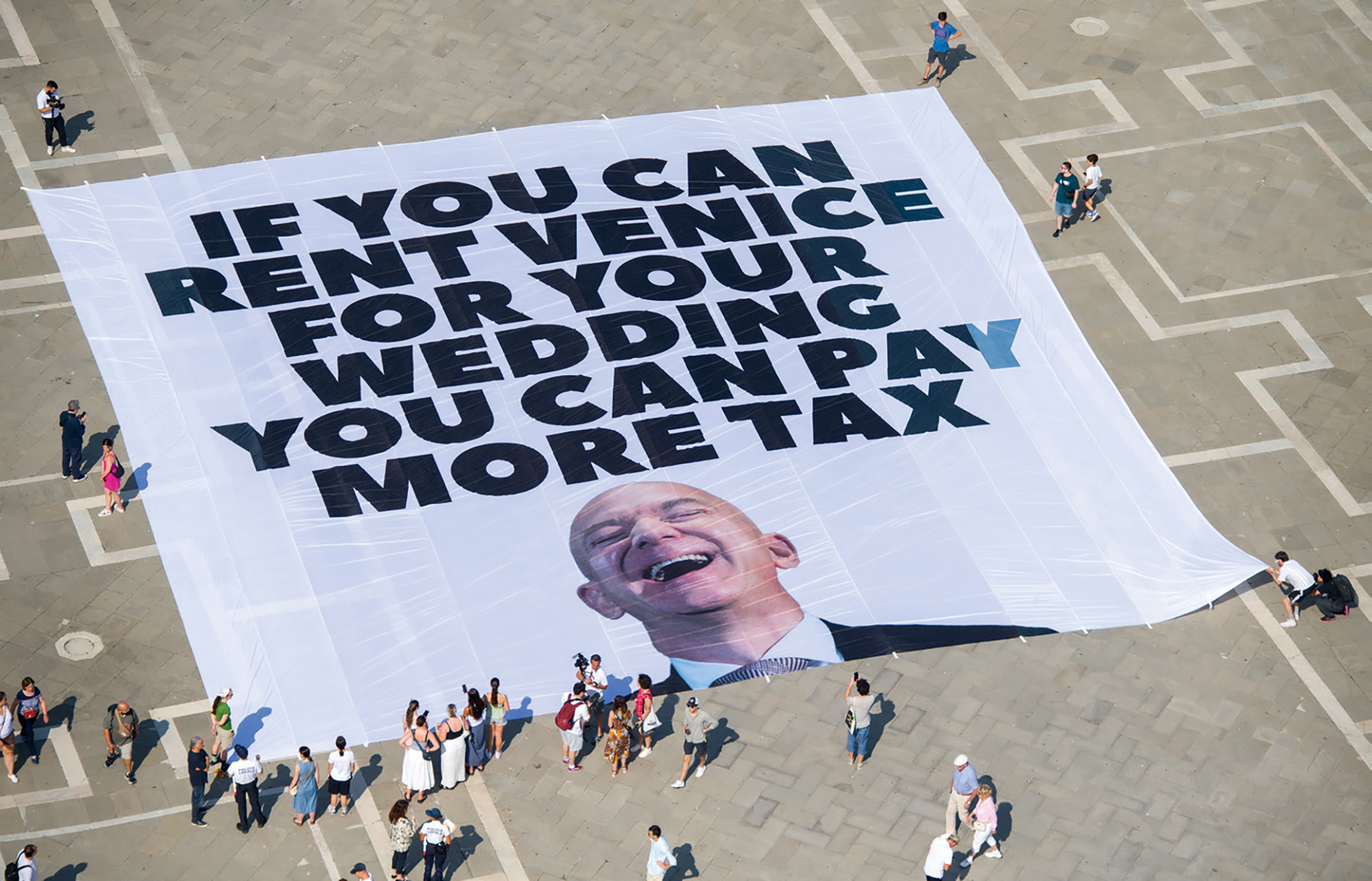 With preparations underway for Jeff Bezos’ multi-million dollar wedding to television presenter Lauren Sánchez in Venice, Italy, campaigners from Everyone hates Elon and Greenpeace Italy unfolded this giant banner on one of the city’s main squares. With preparations underway for Jeff Bezos’ multi-million dollar wedding to television presenter Lauren Sánchez in Venice, Italy, campaigners from Everyone hates Elon and Greenpeace Italy unfolded this giant banner on one of the city’s main squares.