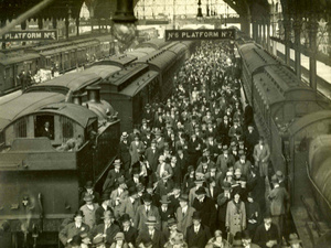 Passengers disembark at Paddington station during the May 1926 general strike. Trains were driven by inexperienced crews of ‘blacklegs’ recruited by the government to undermine the strike.Photo: Piemags/An24