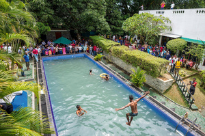 Protesters cool off in a swimming pool in the president's official residence the day after it was stormed in Colombo, Sri Lanka, 10 July 2022.Photo: AP Photo/Eranga Jayawardena