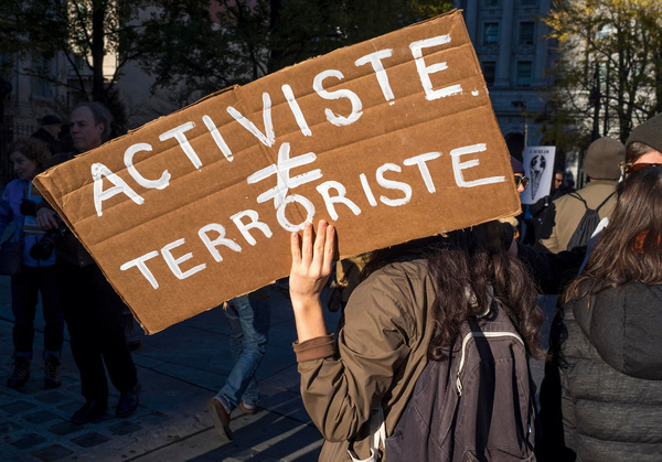 A protestor holds a sign in French during a climate march in New York City on 18 November 2015. The demonstration was part of series of global protests held on the eve of the Paris Climate Summit. Hundreds of thousands of people around the world took to the streets. Photo: Jonathan Carroll