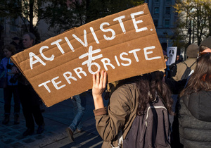 A protestor holds a sign in French during a climate march in New York City on 18 November 2015. The demonstration was part of series of global protests held on the eve of the Paris Climate Summit. Hundreds of thousands of people around the world took to the streets.Photo: Jonathan Carroll